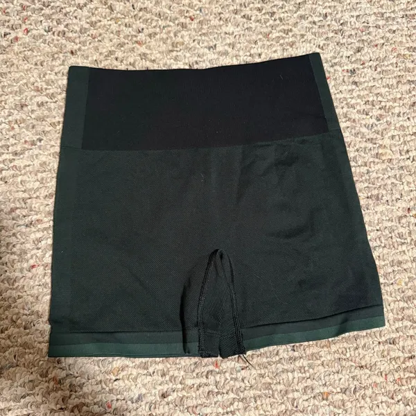 Outdoor Voices Seamless Smooth 4.5" Bike Short in Evergreen- Size Small - Image 7