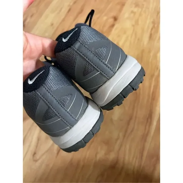 Nike golf shoes size 6y or 6.5 adult or 7 women’s adult gray color - Image 5