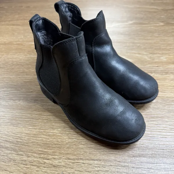 UGG Bonham Chelsea Boots Women's 6.5 Black Leather Wool Lined Water Resistant - Image 9