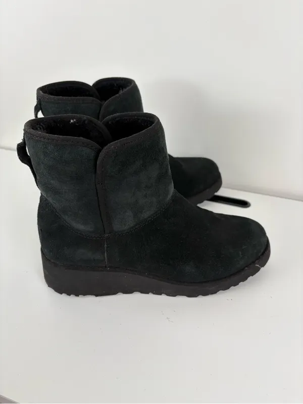 UGG Women's Kristin Boot Black  Size 8 Style 1012497 - Image 6