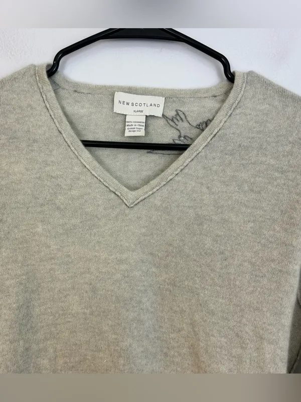 New Scotland 100% Cashmere Lightweigth V-neck Embroidered Sparrow Swearer Small - Image 3