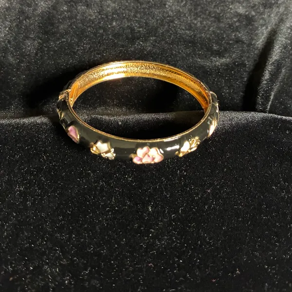 New Black enamel floral bangle bracelet with gold tone accents jewelry 7” - Image 2