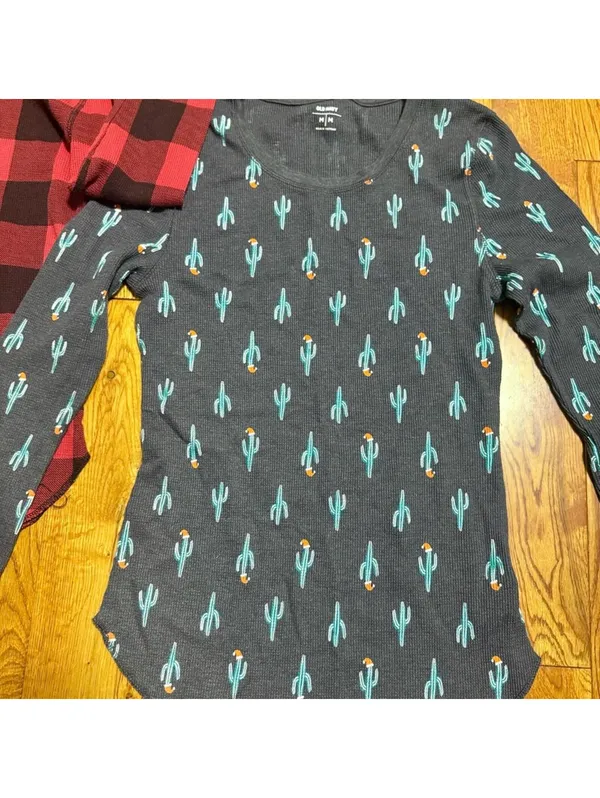 Women’s Size Medium Old Navy Red Plaid and Cactus Long Sleeve Thermal Bundle - Image 4