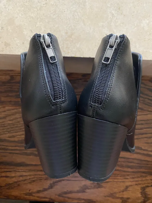 Sun + Stone Elizaa Black Faux Leather Booties Size 6 - Image 5