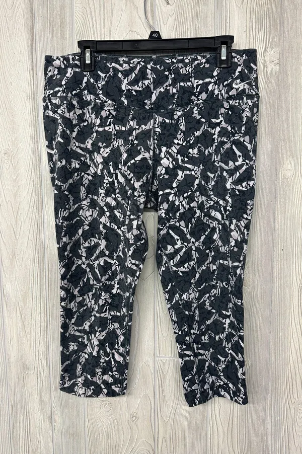 Nike Women's Legend 2.0 Dri-FIT Cotton Printed Capri - Image 2