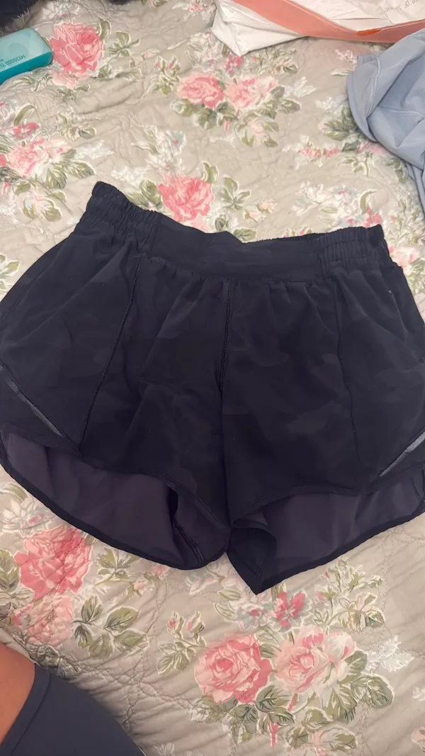 Lululemon Shorts Hotty Hot Low-Rise 4" - Image 3
