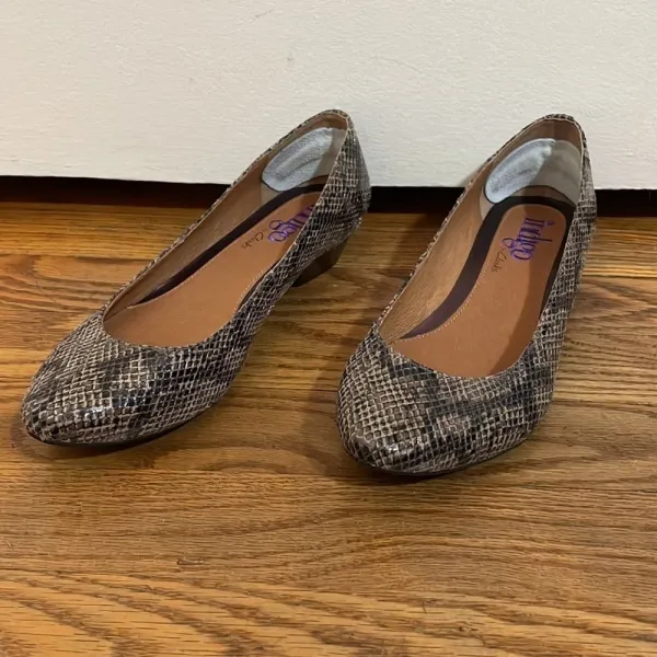 Indigo by Clarks Snakeskin Pattern Slip On Shoes heeled loafer‎ size 7.5 - Image 2
