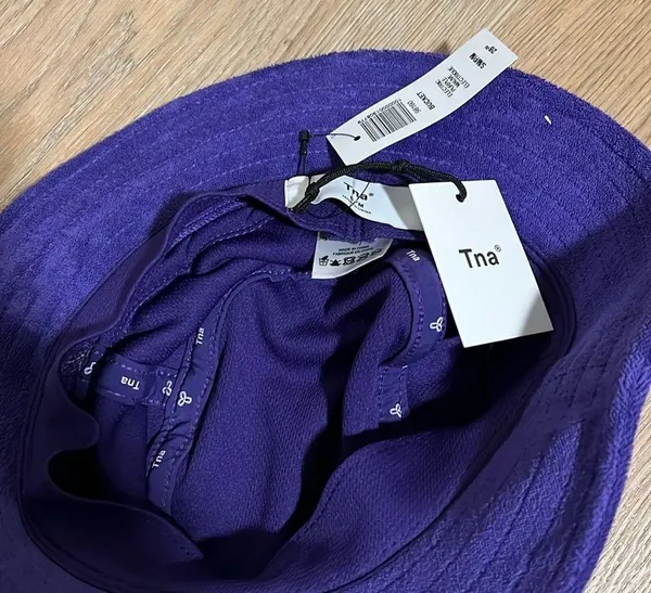 NWT Aritzia TNA bucket hat - Image 3
