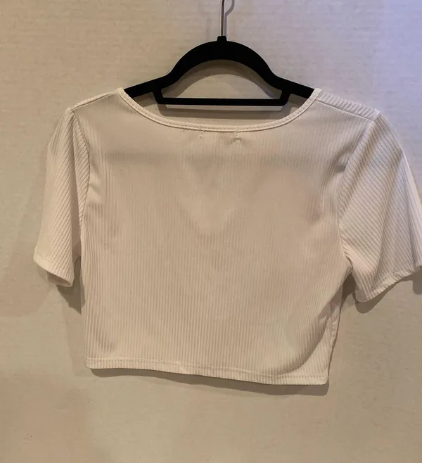 NWOT!  White Crop Top With Tie. Size: Medium - Image 3