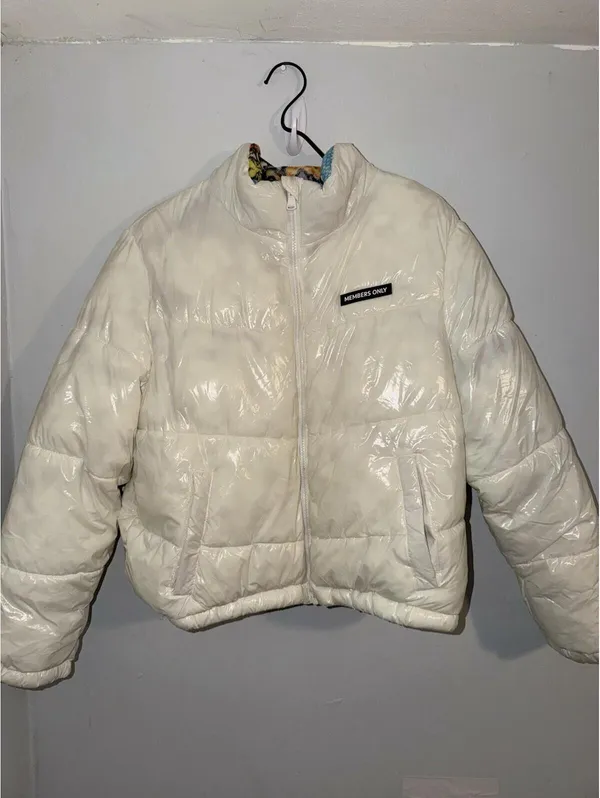 Size XL Women’s MEMBERS ONLY Looney Tunes Puffer Jacket Shiny Beige. - Image 6