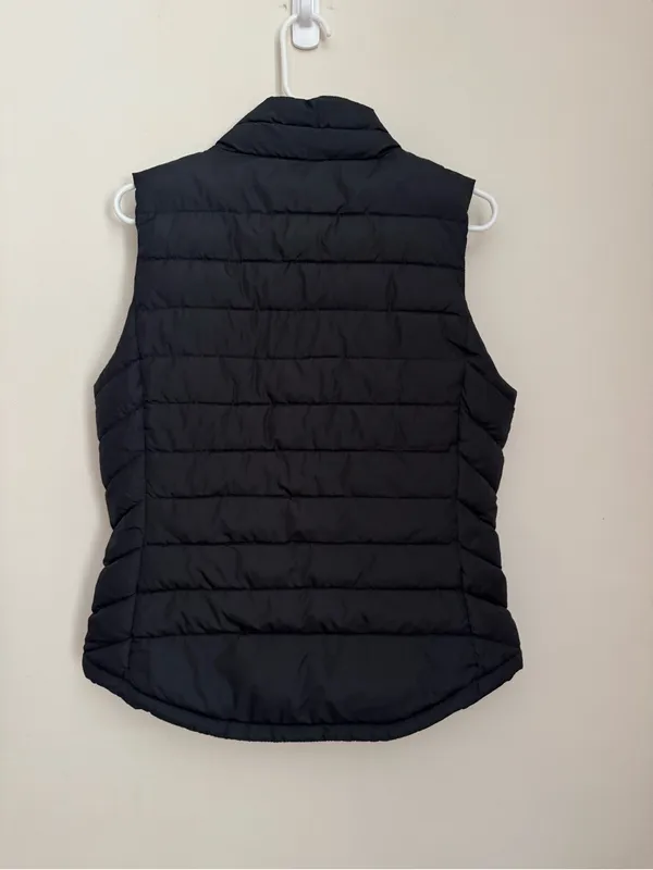 GAP Black Quilted Puffer Vest Women’s Medium Full Zip Snap Lightweight Jacket - Image 2