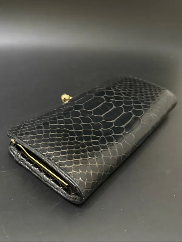 Vintage HOBO International Black Embossed Croc Leather Kiss-lock Clutch Wallet - Image 8