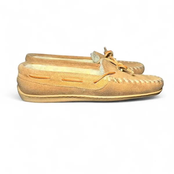 Minnetonka Women’s faux fur Lined Moccasin Slippers Size 7 Tan Suede Indoor Out - Image 4