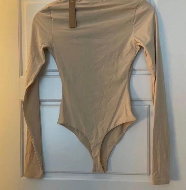 SKIMS Fits Everybody Long Sleeve Bodysuit NWT M - Image 2