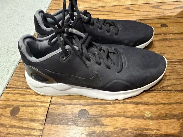 Women’s Nike Lightweight Black Sneakers - Image 3