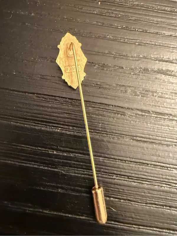 Vintage AVON 70's Stick Pin Kensington Victorian Revival Gold Tone Lapel Pin - Image 5