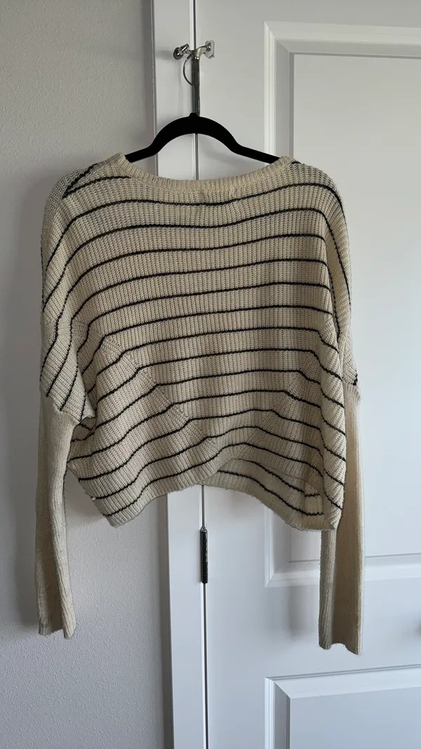 Urban Outfitters Sweater Cropped - Image 2