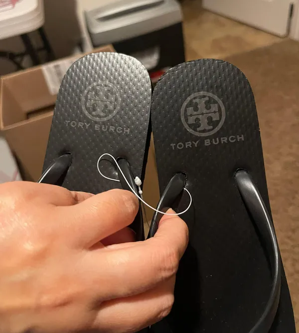 thin flip flop in size 5 in black - Image 4