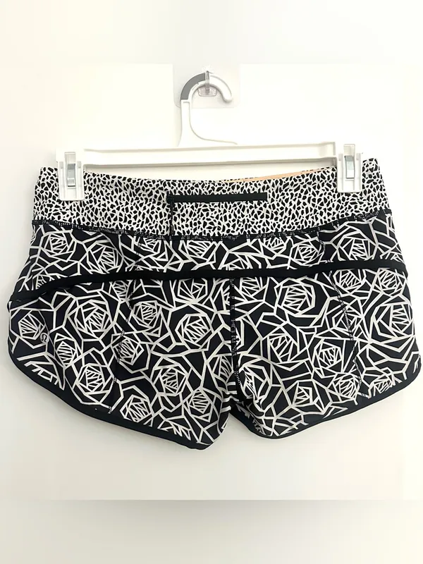 Lululemon Size 2 Run Speed Shorts Posey Black White Mosaic 4-Way Stretch Size 6 - Image 6
