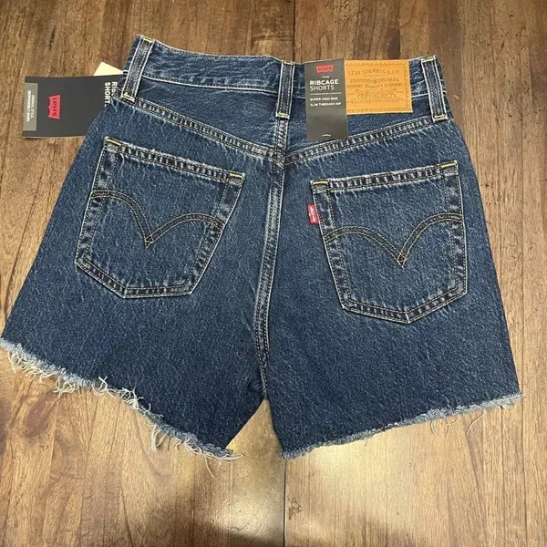 Levi’s Ribcage Shorts - Image 6