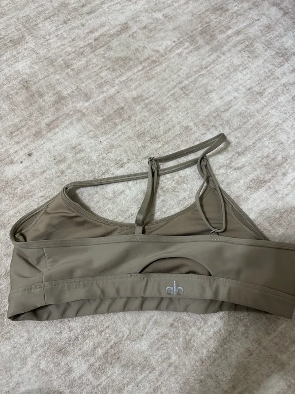 Alo airlift sports bra size medium - Image 3