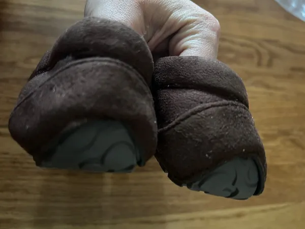 Cozy Faux-Suede Moccasin Slippers in Brown NWT size 5/6 - Image 6