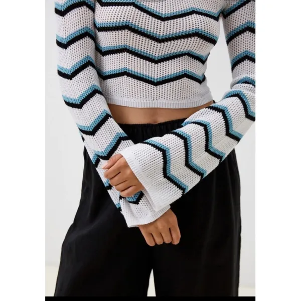 Subdued Chevron Zigzag Cropped Knit Top White Blue Square Neck Size S USA 4 Boho - Image 5
