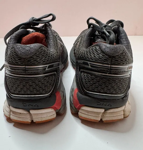 Brooks GTS 17 Size 7 Running Shoes - Image 3