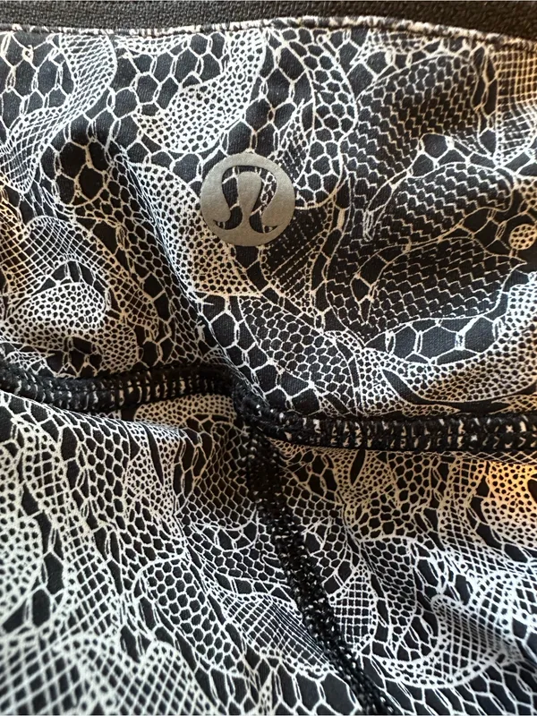 Lululemon Wunder Under Black & White Lace Nulux Leggings size 8 Excellent - Image 5