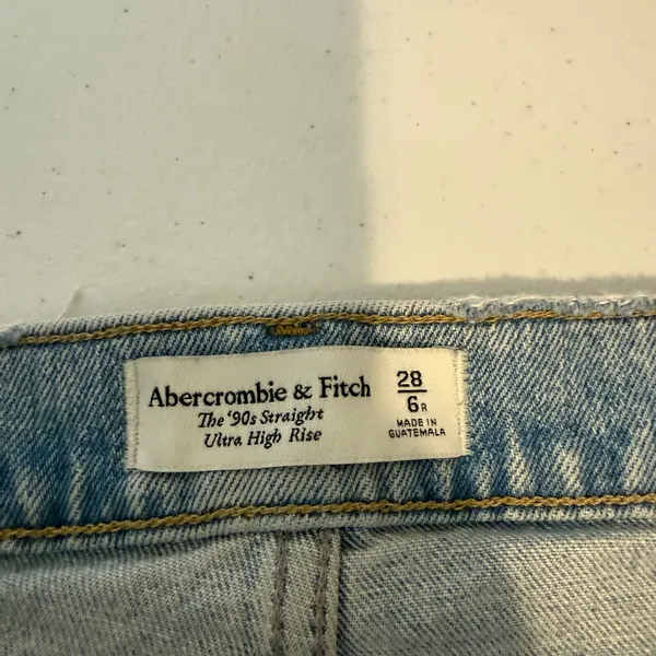 Abercrombie & Fitch The 90s Straight Ultra High Rise Light Wash‎ Jeans Size 28 - Image 2