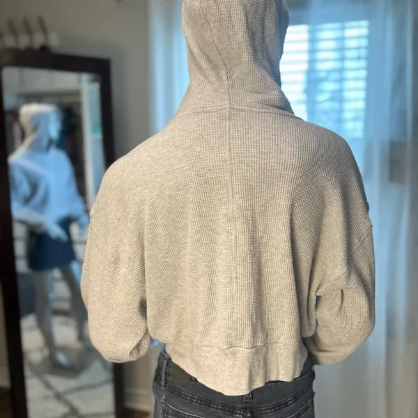 Aritzia The Group Babaton Waffle Knit Cropped Hoodie M Neutral Gray - Image 4