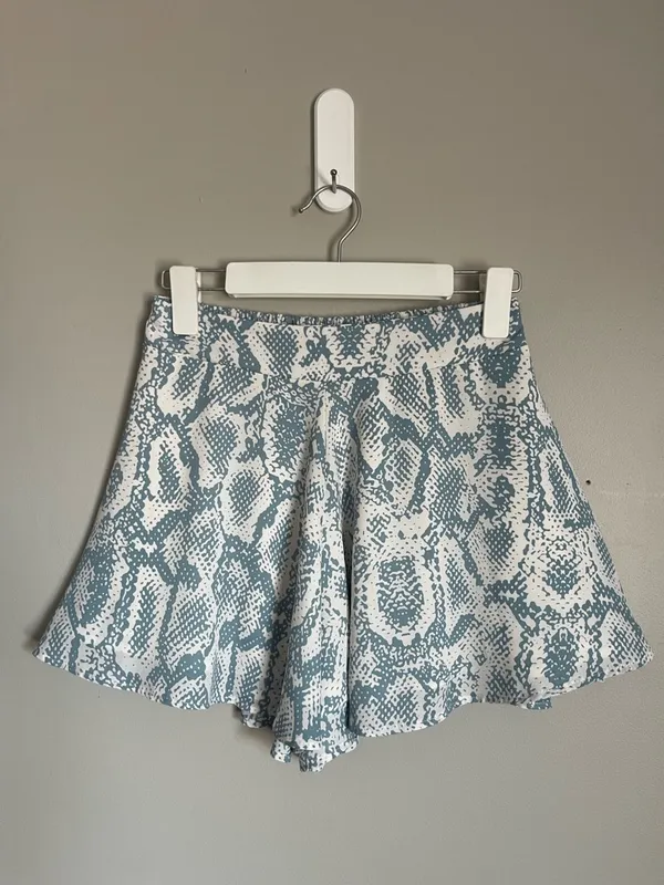 PANTS STORE | Blue & White Snake-Print Ruffle Hem Skater Shorts Sz S - Image 2