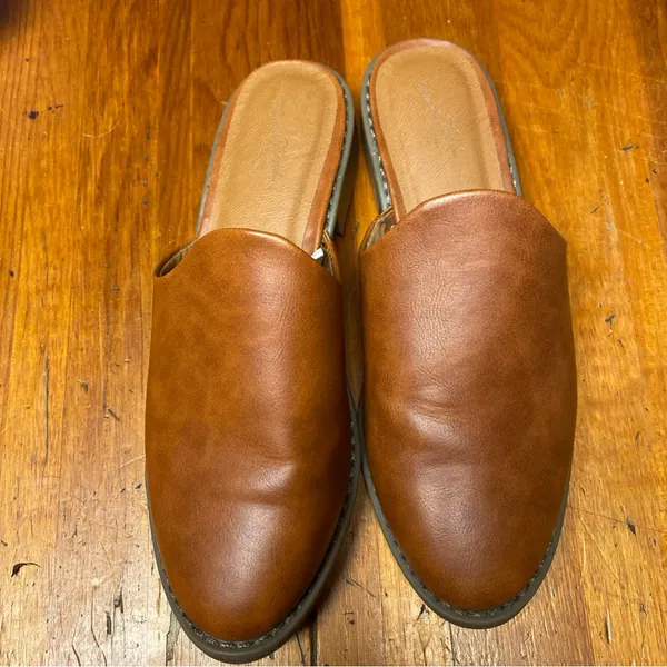 Universal Threads NWOT Tan Slip-On Mules Maura Style - Image 3