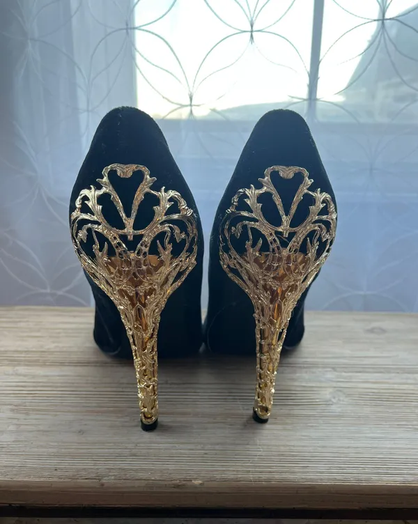 Beautiful Black And Gold Heels Size 11 - Image 3