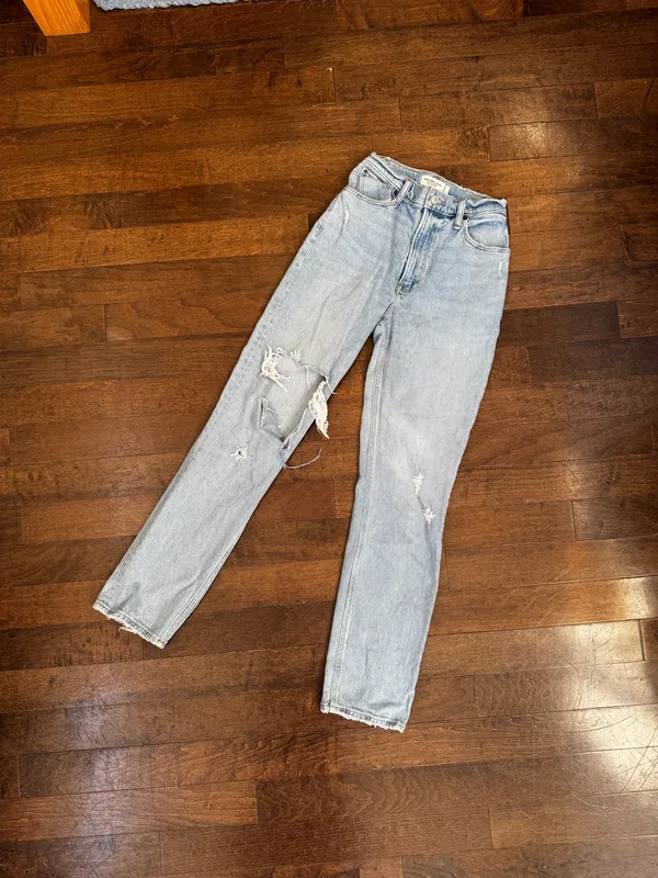 Abercrombie and fitch light wash high waisted straight leg ripped jeans US 25 - Image 3