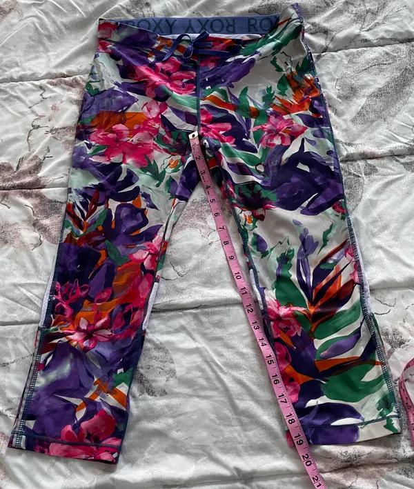 Floral Multicolored Adjustable Waist Back Pocket Capri Leggings, size L - Image 6
