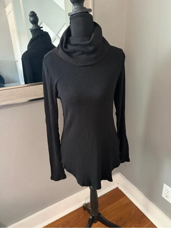 Evereve x Michael Stars thermal waffle-knit cowl neck top black soft medium. - Image 2