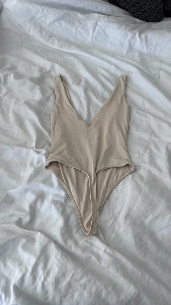 Aritzia Babaton Bodysuit Contour - Image 4