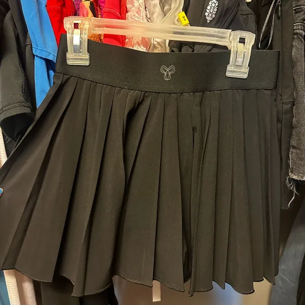 Aritzia TnAction skirt - Image 2