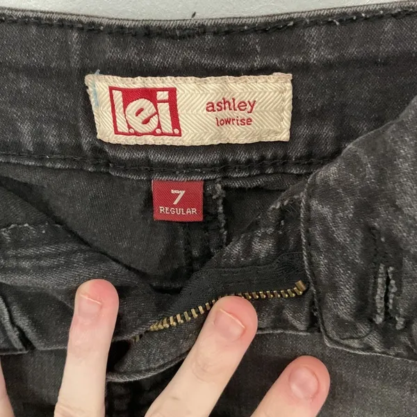 L.E.I. Womens Ashley Lowrise Distressed Embroidered Black Denim Shorts Size 7 - Image 4