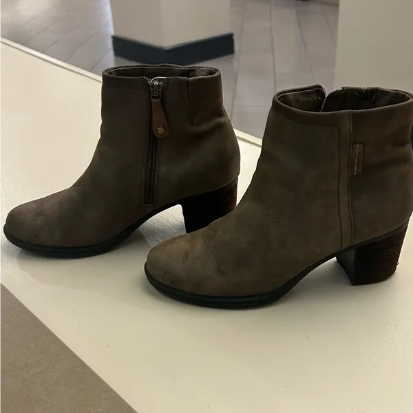 Rockport! Elegant Taupe Ankle Booties 7 1/2–great shape/clean - Image 4