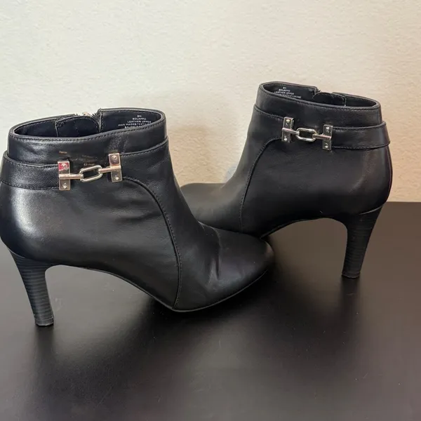 Bandolino Black Leather Ankle Boots Bit Detail Side Zip Heel Womens 8M‎ - Image 2