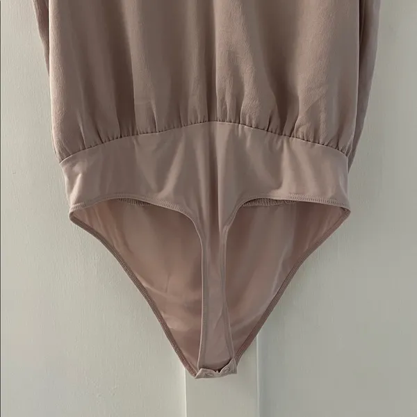 EXPRESS Crepe Sleeveless Cami Bodysuit Double V-Neck Thong Back in Mauve Size L - Image 9