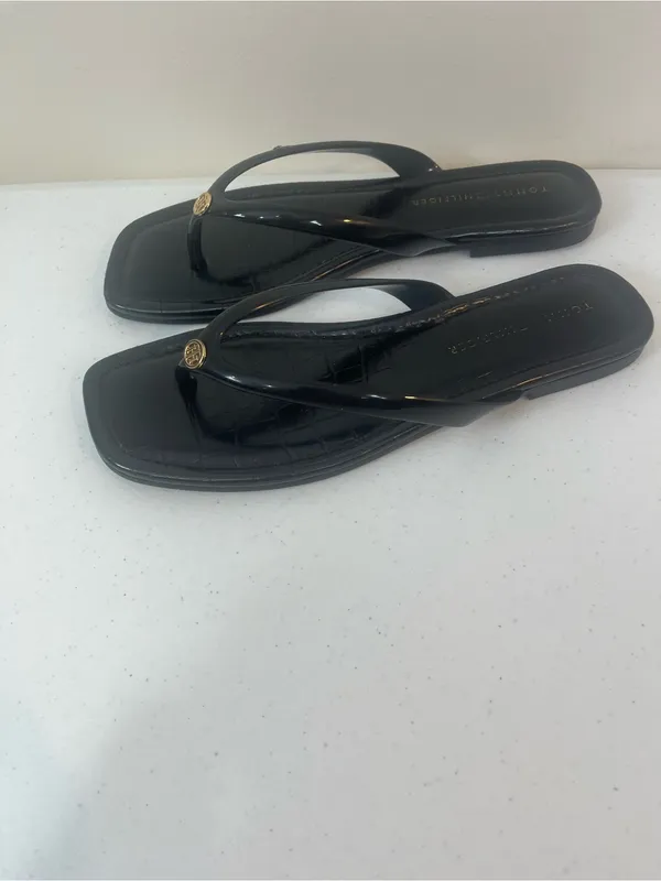 Tommy Hilfiger Black Patent Croc-Effect Thong Sandals with Gold Logo - Image 3