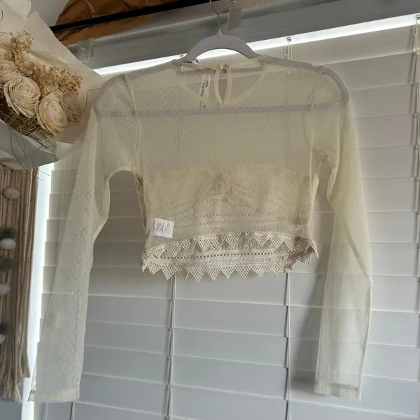 Source Unknown Cream Lace Crochet Mesh Long Sleeve Crop Top Size Small boho romantic NWT - Image 5