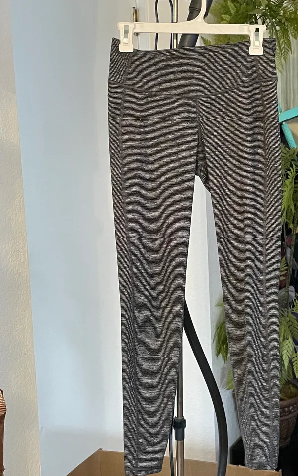 Old Navy Active Leggings in Grey size M - Image 3
