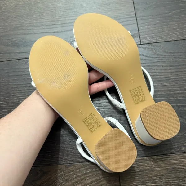 Shoe N Tale Women’s 9 White Heels - Image 2