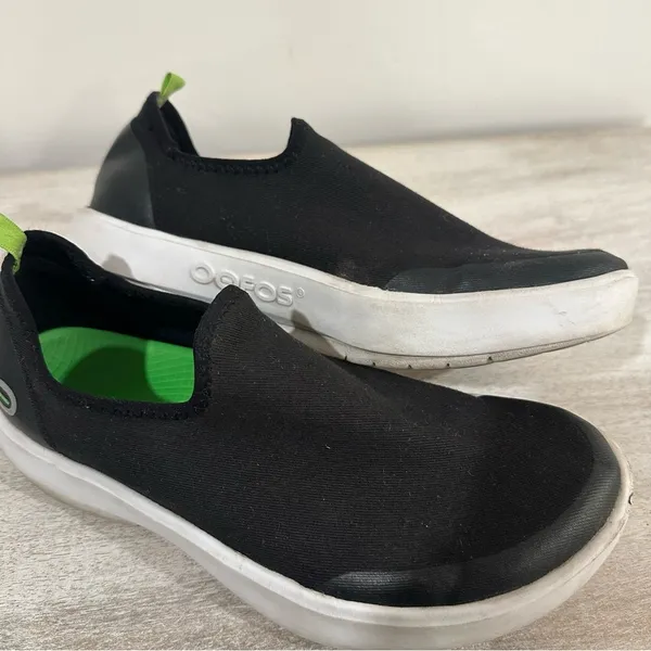 Oofos OOMG EEZEE Low Show Black and white size 7 - Image 10