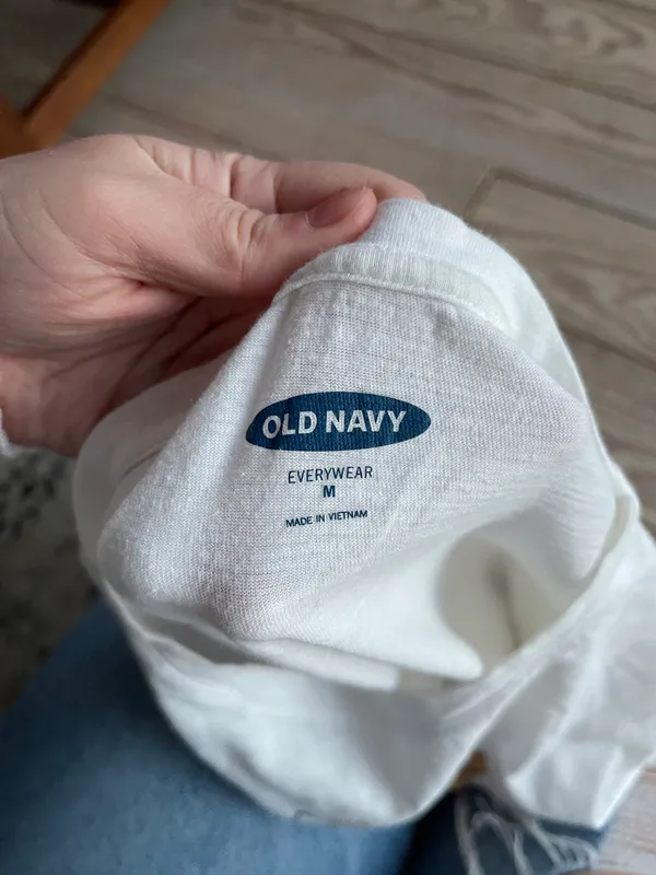 Old Navy tshirt size medium - Image 2