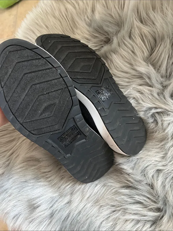 EUC Juicy Couture Black Knit Slip-On Sneakers with White Sole sz 6.5 - Image 3